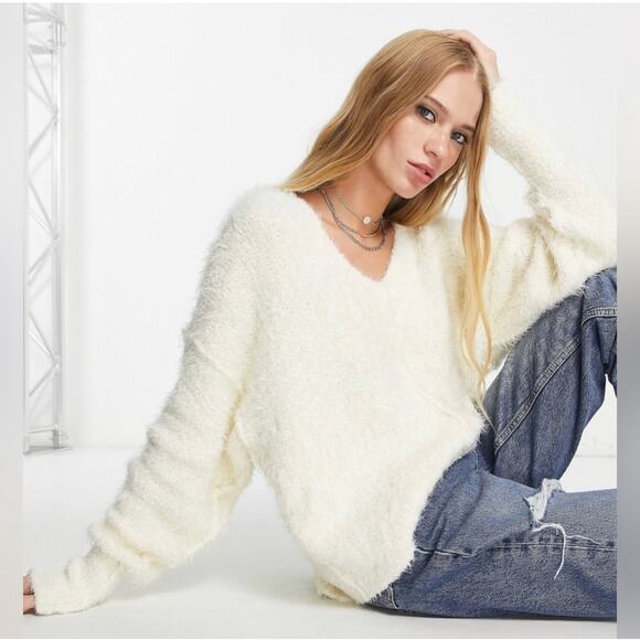 Free People Icing Ivory Long Sleeve Fuzzy Cozy V Neck Sweater Size Large - Picture 1 of 8